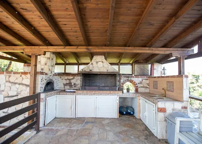 Eco Stone With Private Pool And Jacuzzi Καλάνδρα